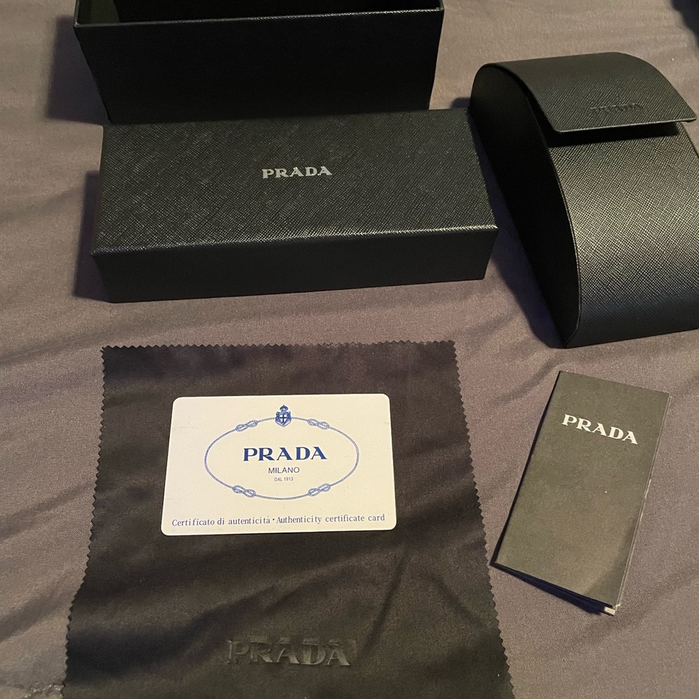 Prada PR 17WS
Black Frames
Shaded Lens
100% Authentic
Double Prada Box - Picture 10 of 10